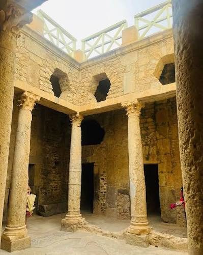 Villa souterraine de Bulla Regia avec colonnes et chapiteaux romains