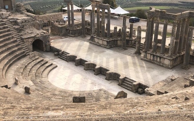 Le théâtre romain de Dougga et la plaine d'oliviers