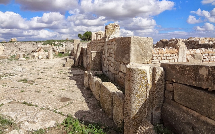 Les ruelles en escalier de Kesra, maisons de pierre seche