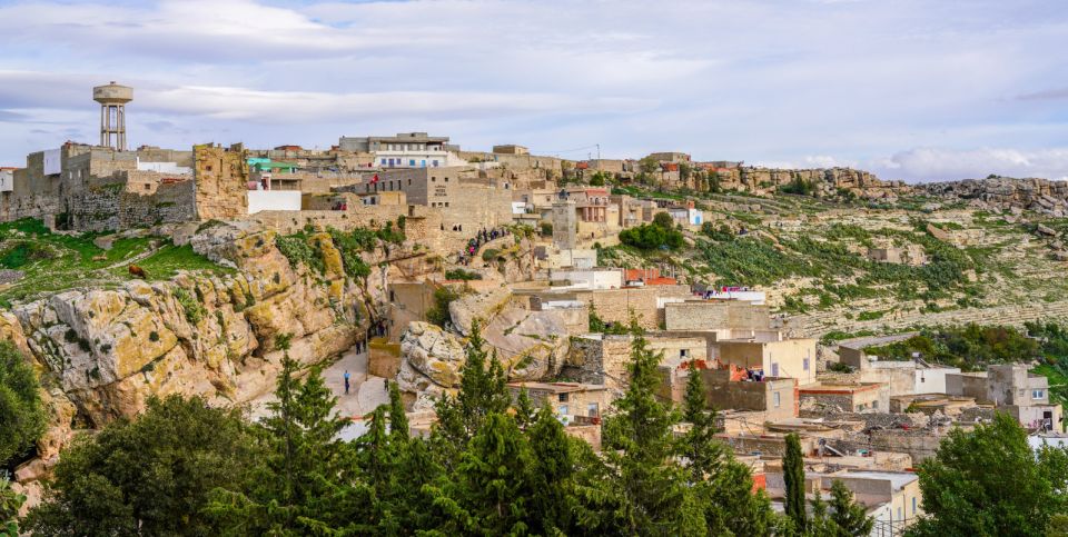 Le village berbere de Kesra accroche au flanc du djebel, en Tunisie centrale