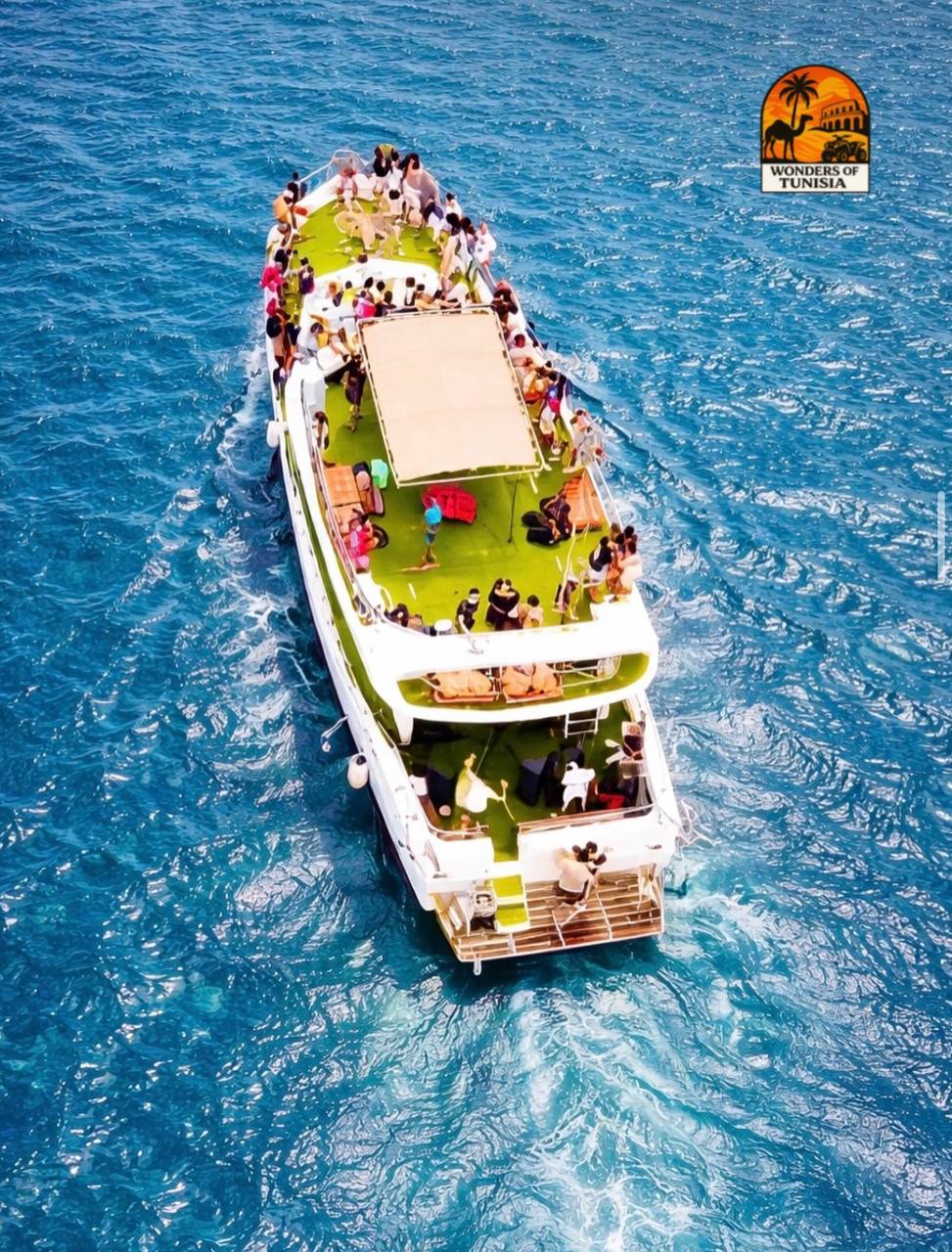 Vue aérienne yacht Kuriat eau turquoise