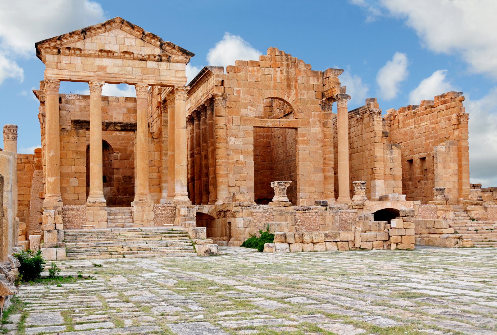 Die drei kapitolinischen Tempel von Sbeitla nebeneinander, einzigartig in der römischen Welt