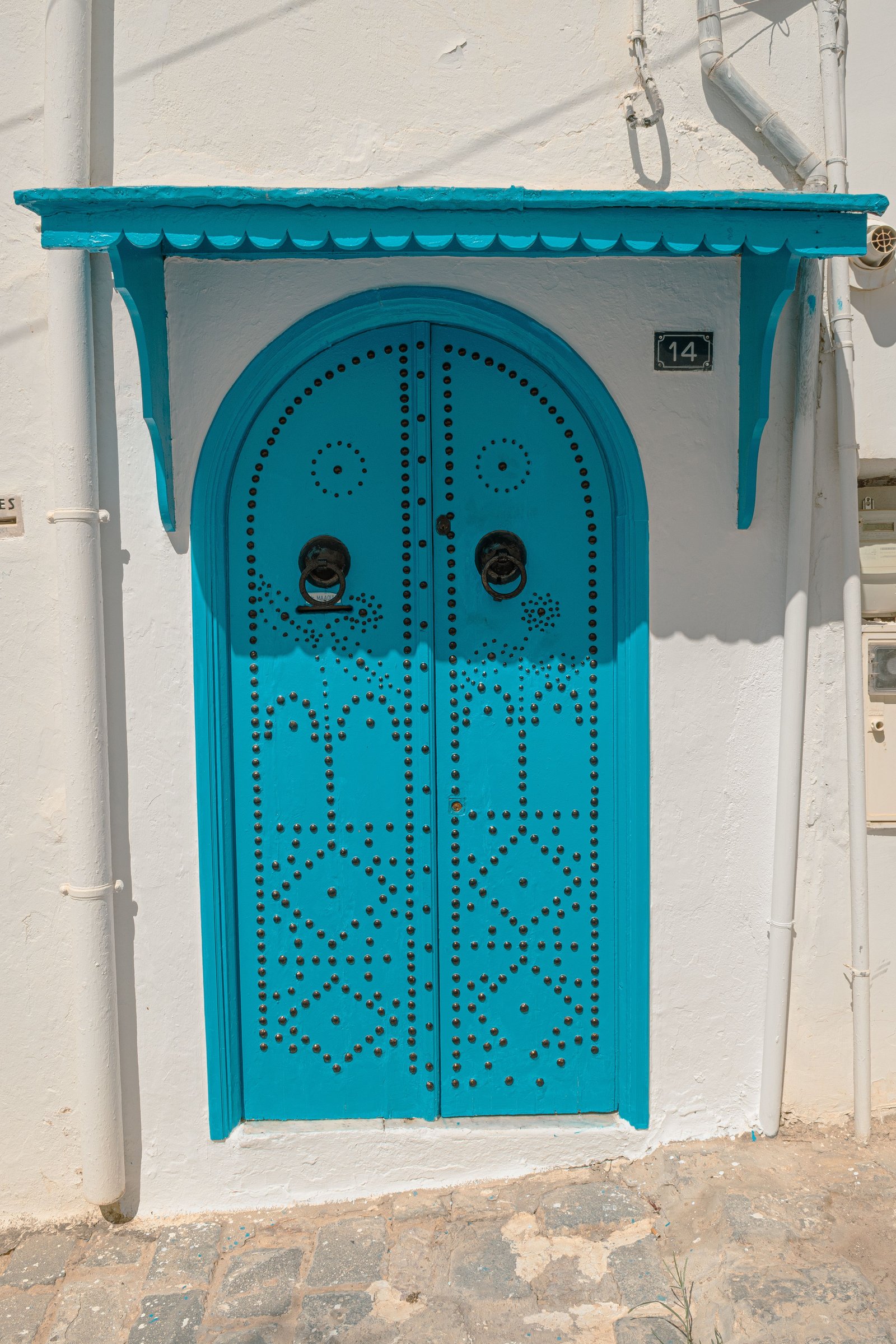 Porte bleue cloutée