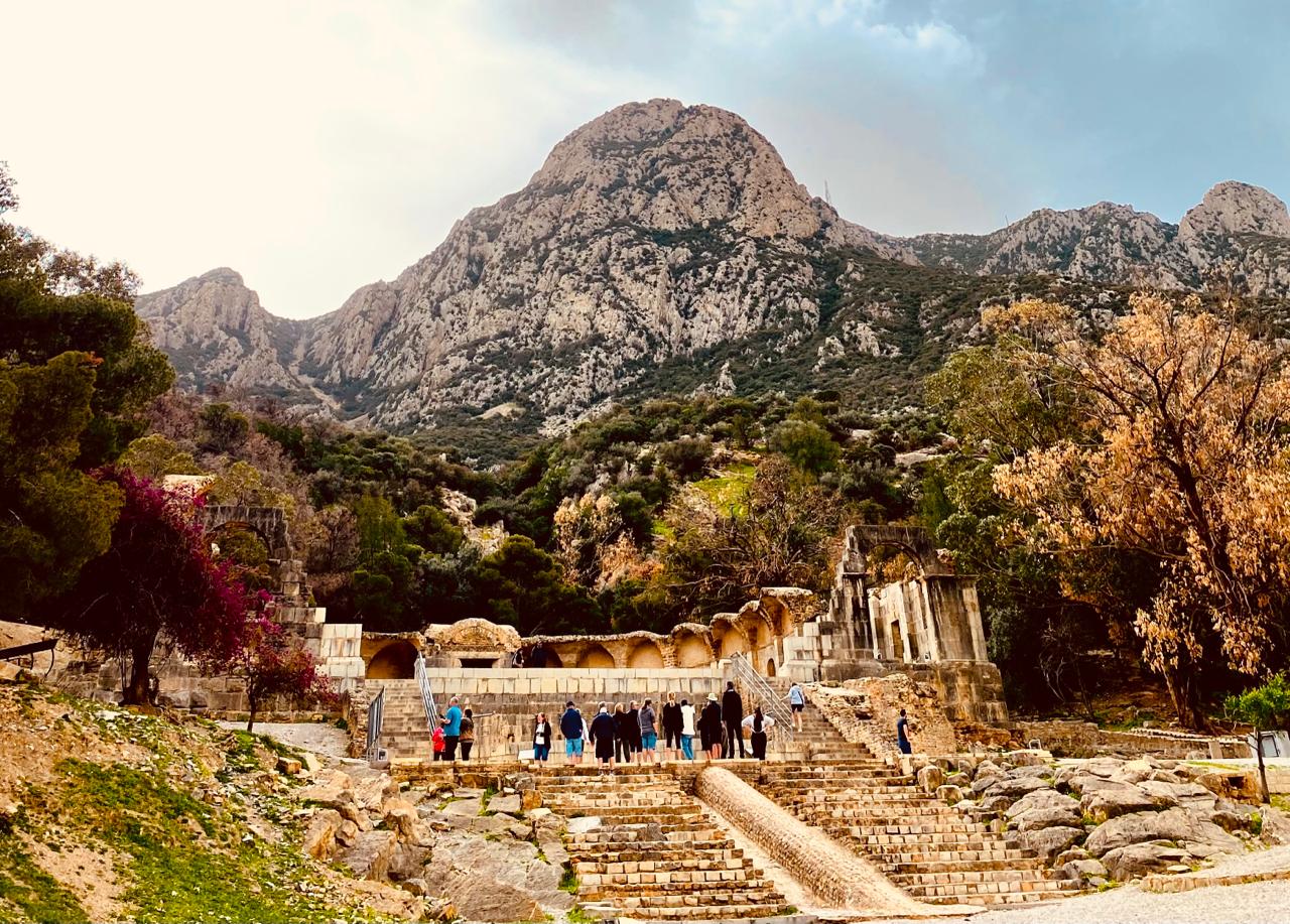 Le Temple des Eaux de Zaghouan au pied du djebel, avec des visiteurs sur les escaliers romains